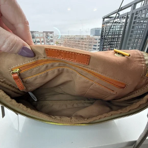 HOBO Fern Foldover Messenger bag in Pebbled Leather Taupe - Picture 10 of 13